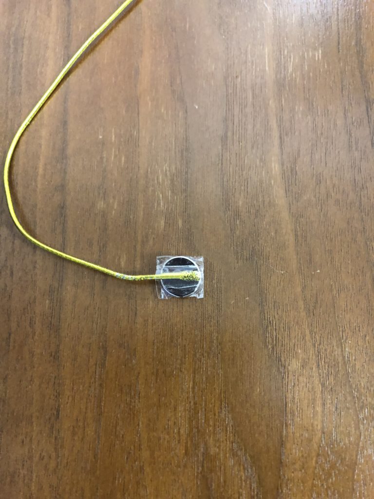 テープでとめます