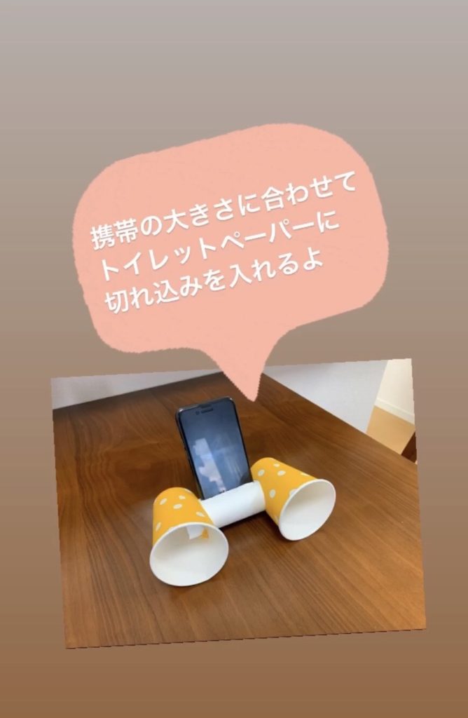 挿すものの大きさに合わせてトイレットペーパーに切れ込みを入れるよ